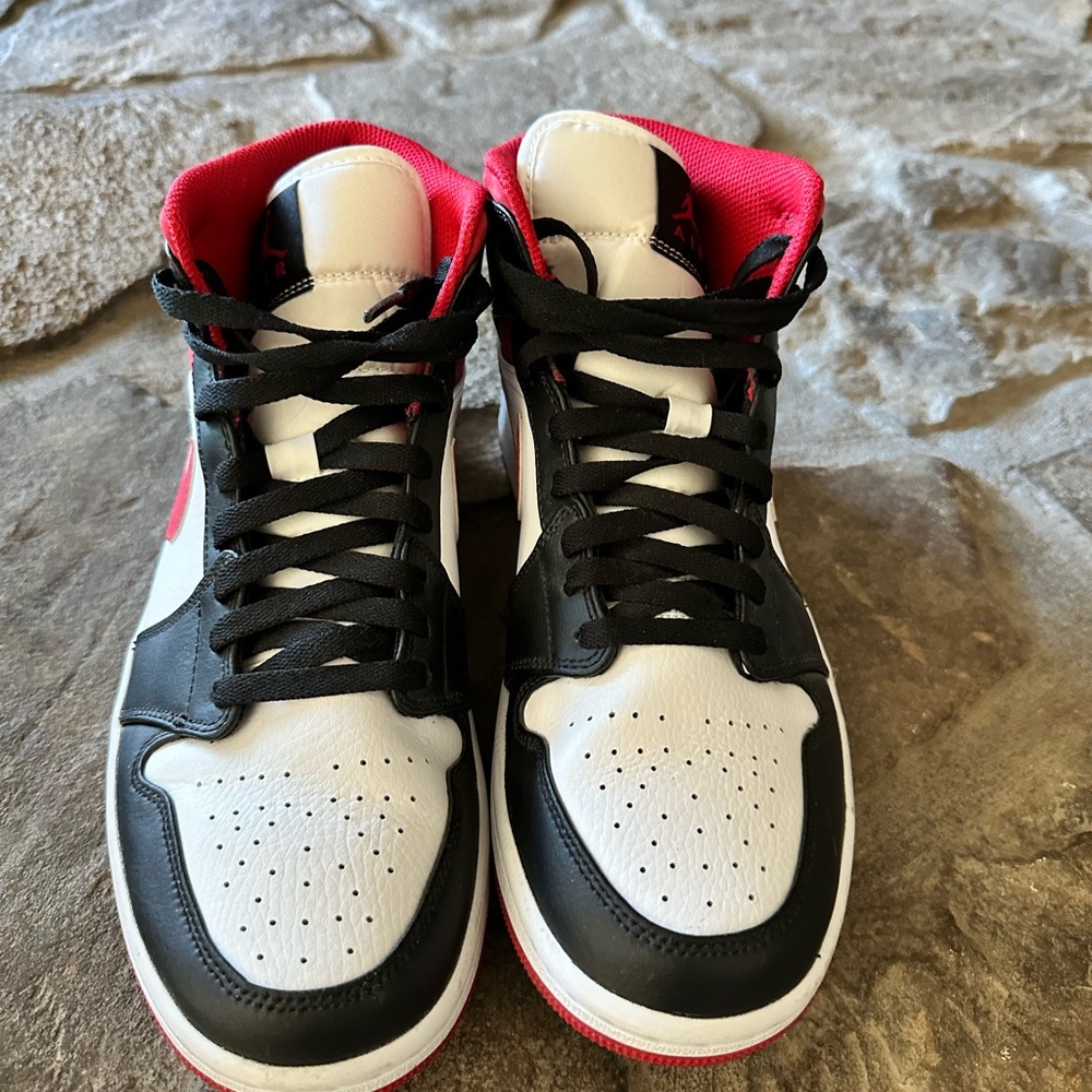 Air Jordan 1 Mid Black and Red - Picture 5 of 6